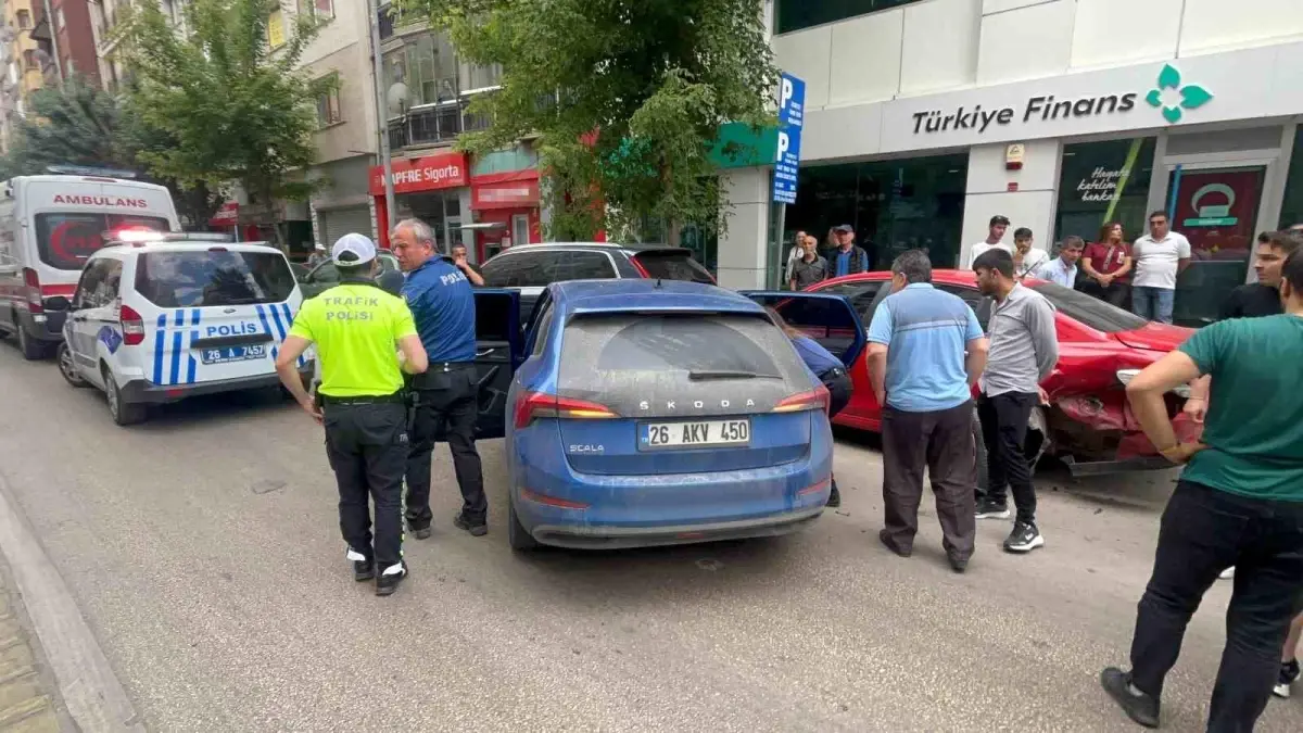 Eskişehir'de Direksiyon Hakimiyetini Kaybeden Sürücü, Park Halindeki Araçlara Çarptı