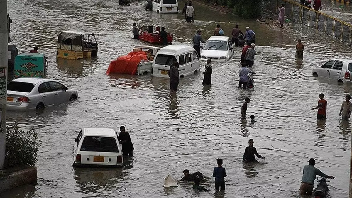 Pakistan'da şiddetli yağışlar can aldı: 38 ölü