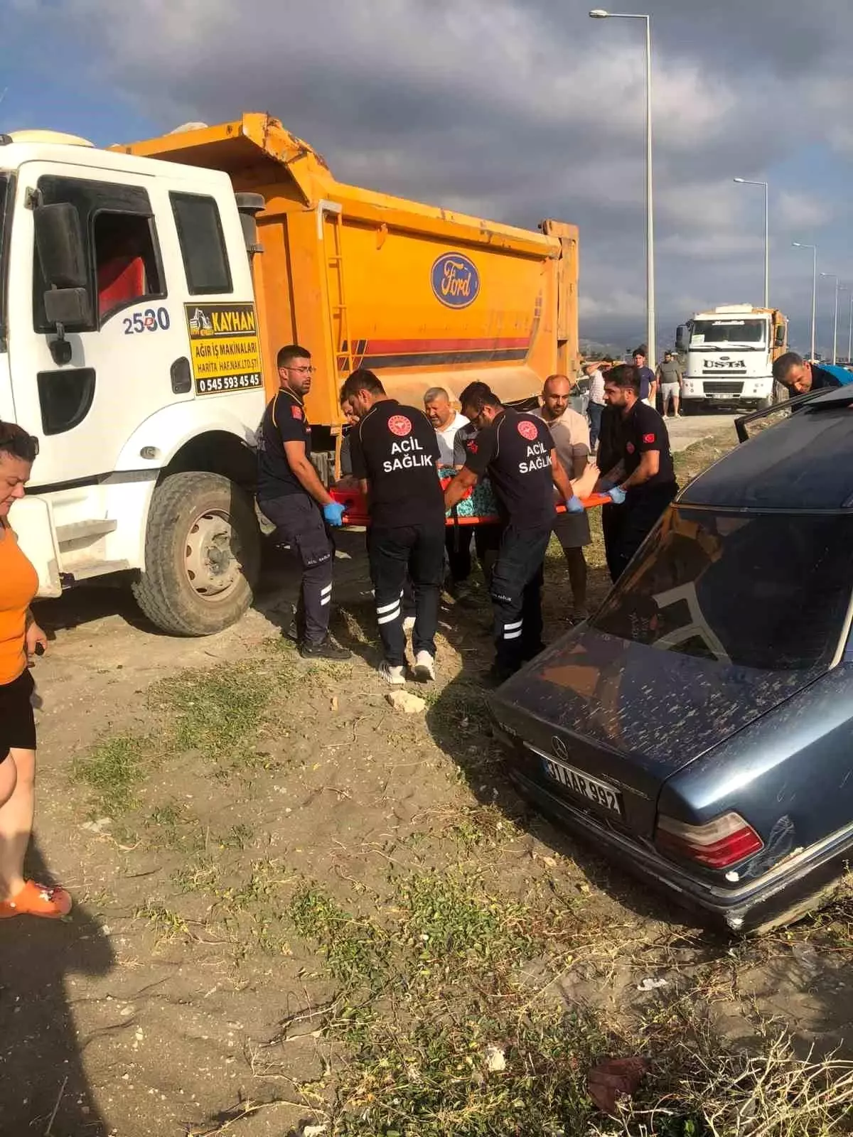 Hatay'da Park Halindeki Araca Çarpan Otomobil Yolda Kum Tepesine Saplandı
