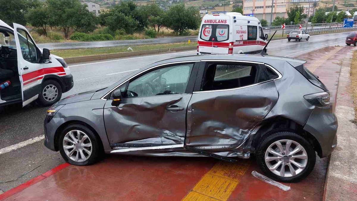 Samsun'da hafif ticari araç otomobile yandan çarptı: 3 yaralı