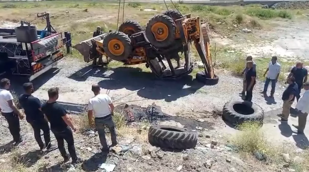 Bitlis'te İş Makinesi Şarampole Yuvarlandı: Operatör Yaralandı