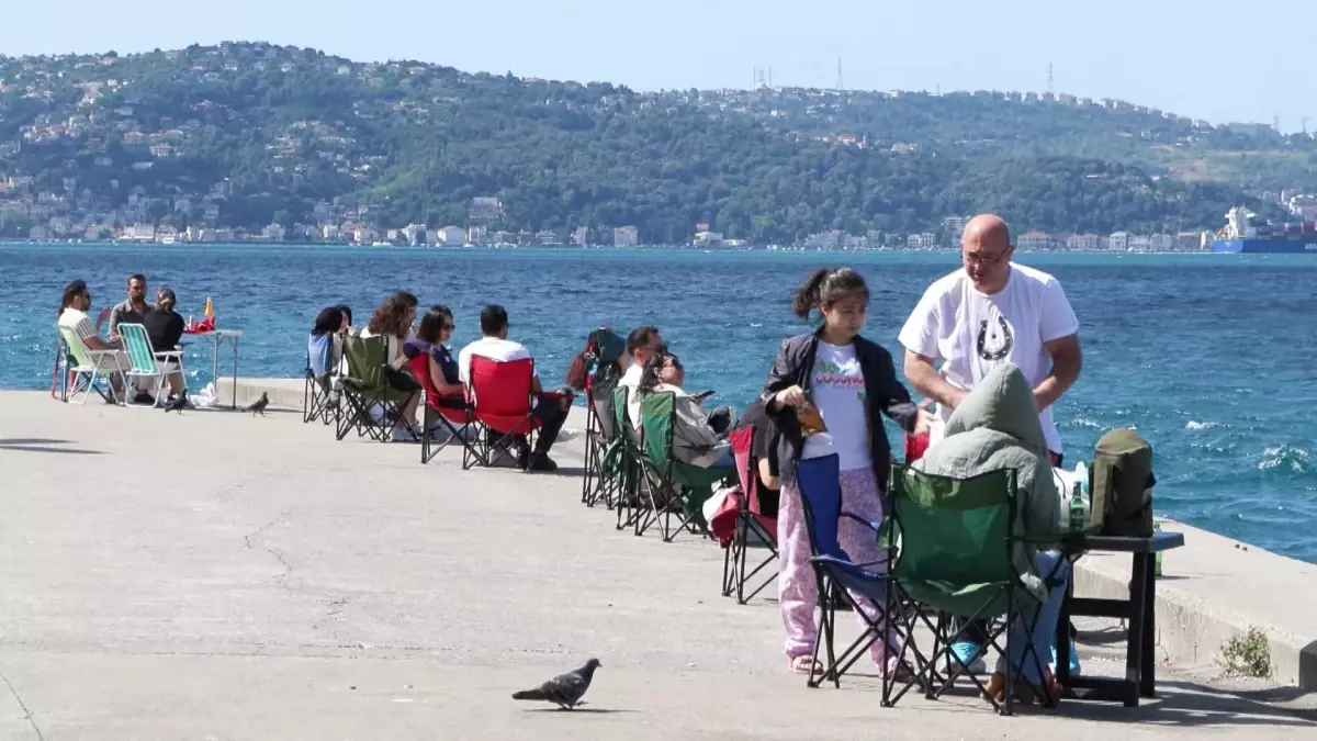 Sarıyer'de Denize Girmek Yasak, Ancak Vatandaşlar Direniş Gösterdi