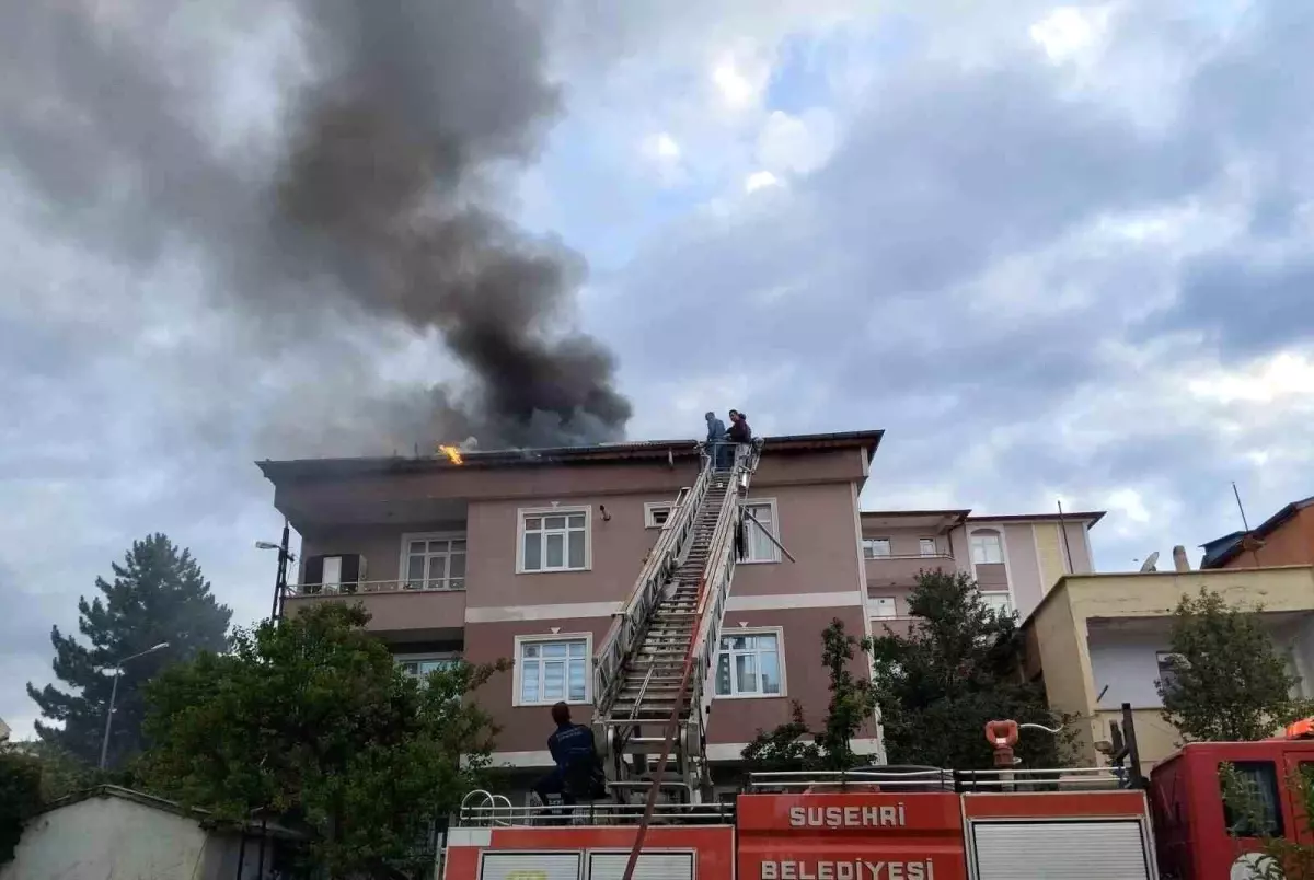 Sivas'ta 3 Katlı Binanın Çatı Katında Yangın Çıktı
