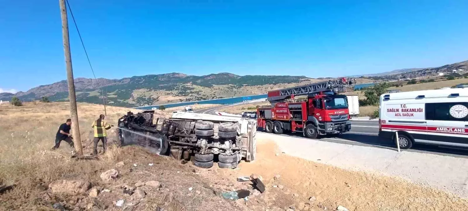 Tunceli'de Freni Patlayan Kamyon Devrildi