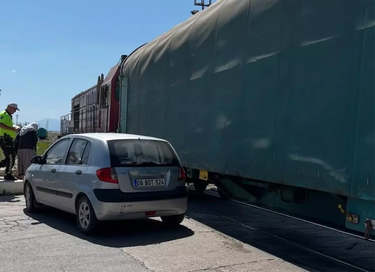 Van'da Tren-Otomobil Çarpışması: 1 Yaralı