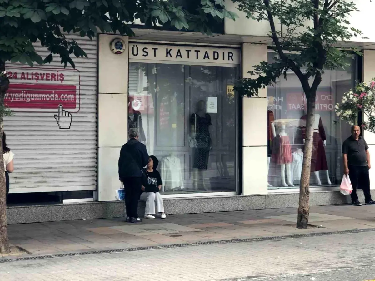 Eskişehir'de Yağmur Sürprizi: Vatandaşlar Saçak Altında Korunmaya Çalıştı