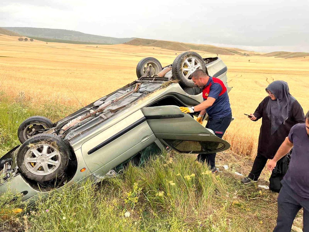 Çorum'da Yağmur Nedeniyle Otomobil Şarampole Devrildi: 3 Yaralı