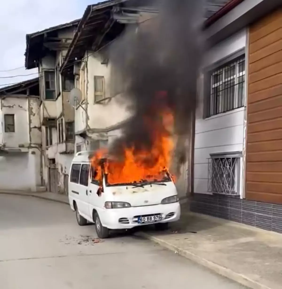Tokat'ta Park Halindeki Minibüs Yandı