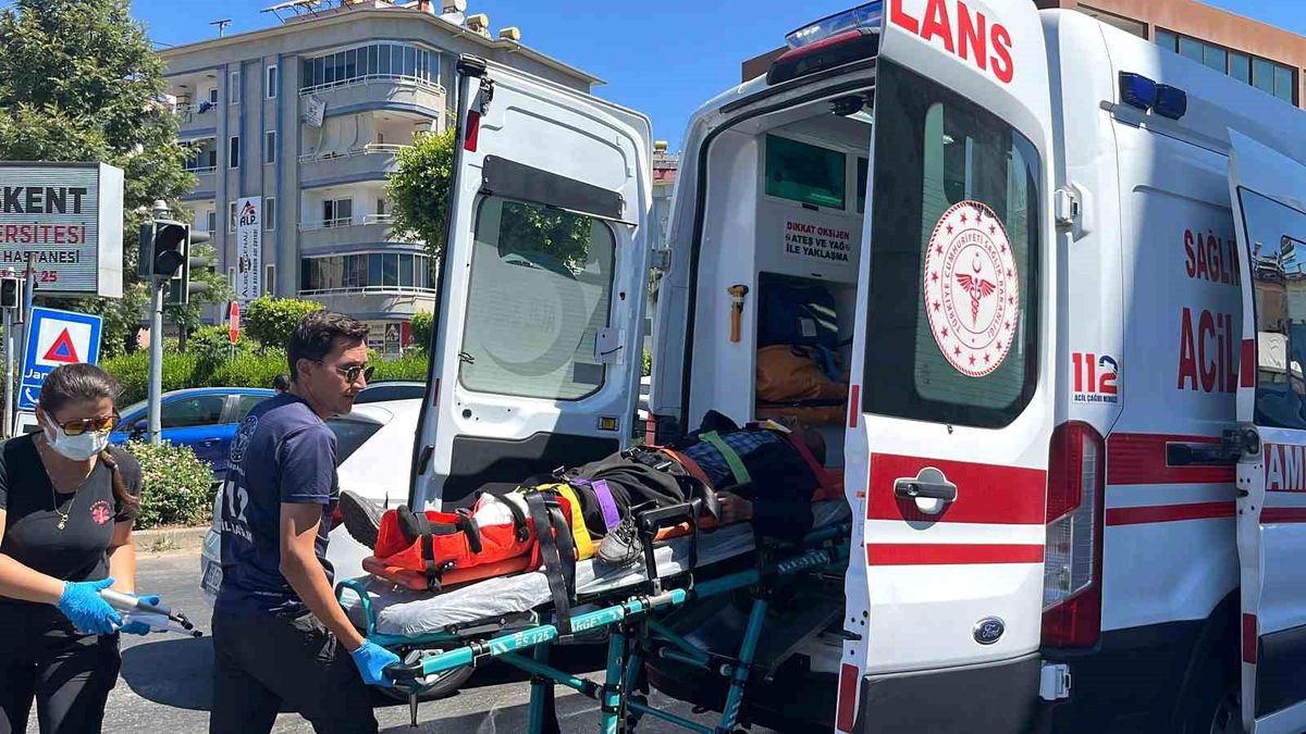 Alanya'da Motosiklet ve Otomobil Çarpıştı: Sürücü Yaralandı