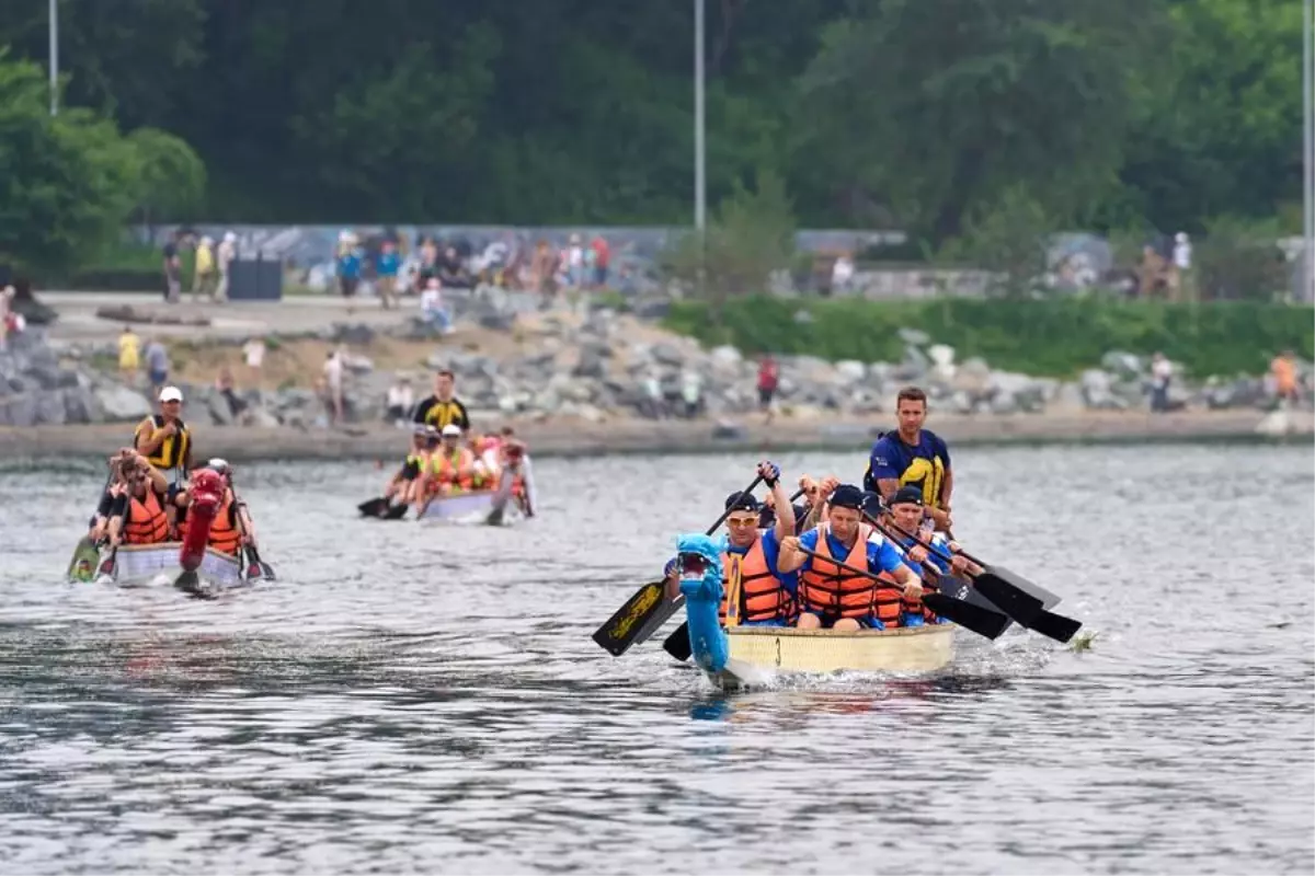 Vladivostok'ta Ejderha Teknesi Yarışı Yapıldı