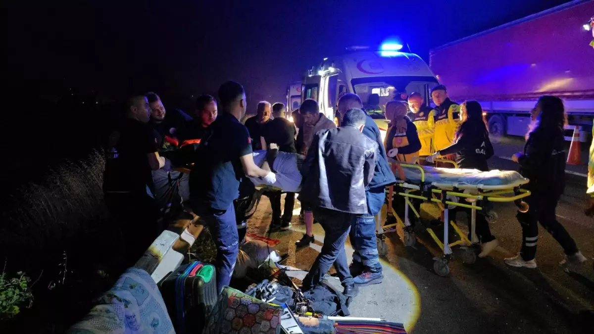 Düzce'de TIR ile minibüs çarpıştı: 7 yaralı