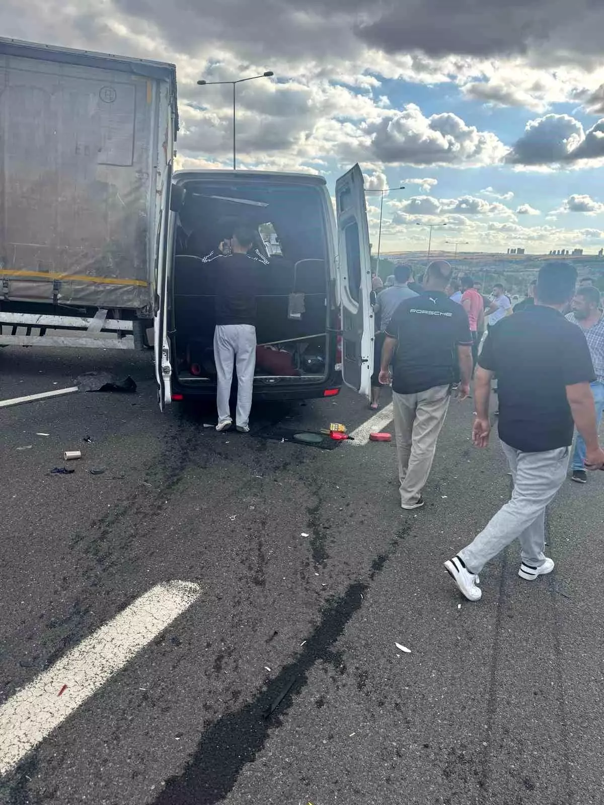 Gölbaşı'nda Servis Minibüsü Kamyona Çarptı: 1 Ölü, 5 Yaralı