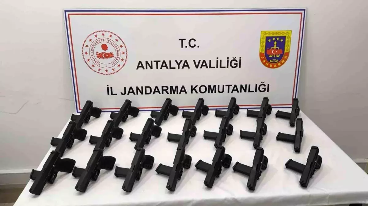 Antalya'da Ruhsatsız Silah Operasyonu: 21 Tabanca Ele Geçirildi
