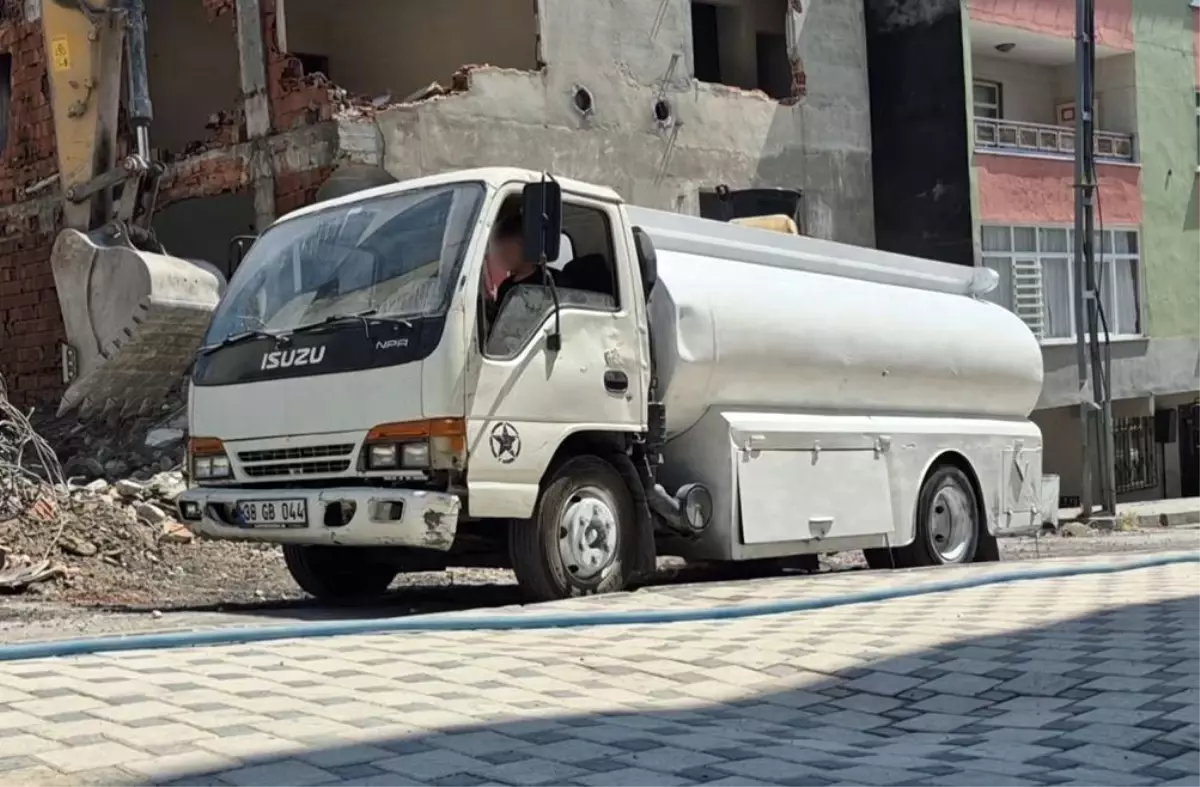 İstanbul'da 2 Çocuk Kepçeye Binerek Tehlikeli Oyun Oynadı