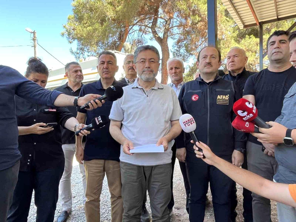 Bakan Yumaklı: 'İzmir'deki yangının enerjisi düşürüldü'