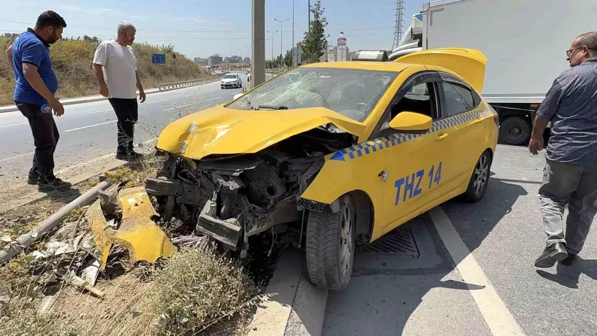 Başakşehir'de Taksi Kaza Yaptı, Sürücü Hastaneye Kaldırıldı