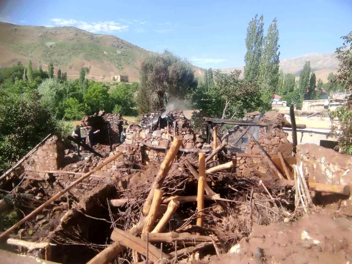 Bitlis'te 2 Katlı Evde Yangın: Can Kaybı Yok