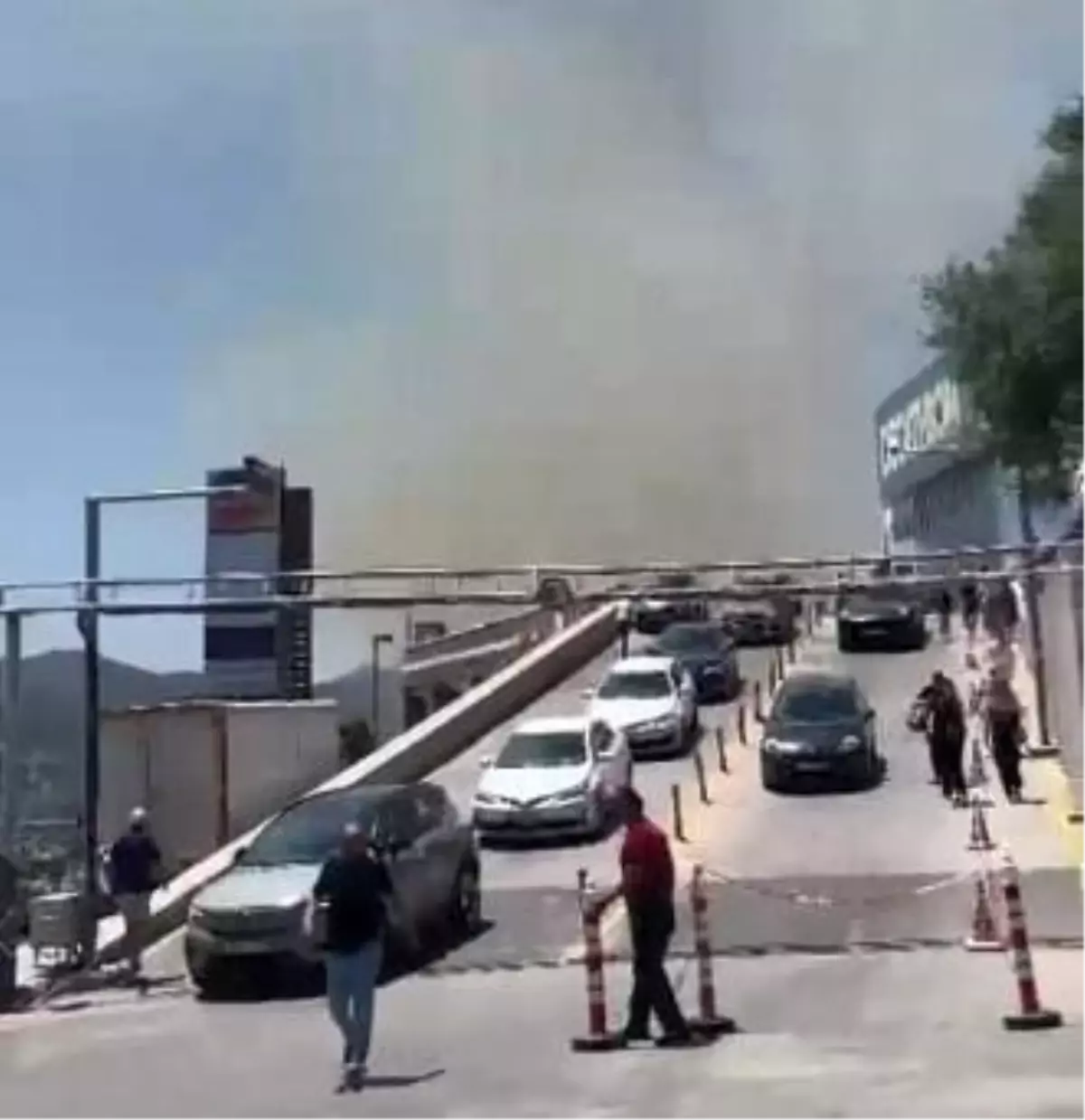 Bodrum'da Alışveriş Merkezinin Arkasında Yangın Çıktı