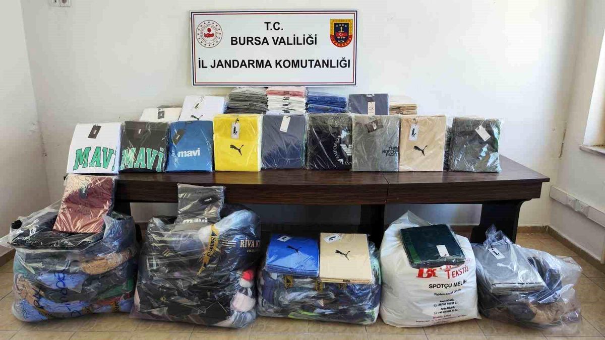 Bursa'da Kaçak Kıyafet Operasyonu: 1500 Parça Ele Geçirildi
