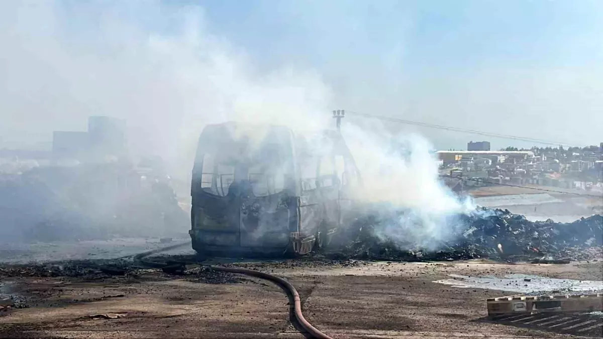 Gebze'de Palet Deposunda Yangın: Minibüs Kül Oldu