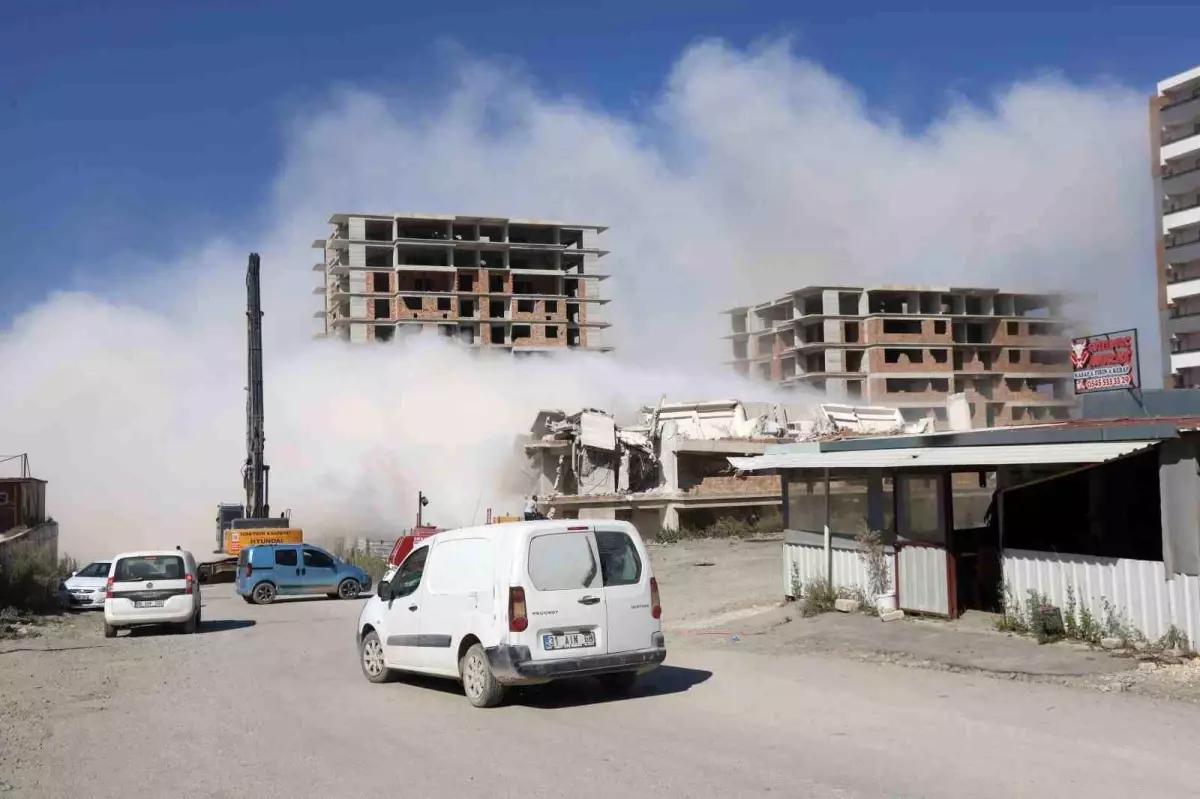 Antakya'da Yıkılan 13 Katlı Bina Deprem Etkisi Yaşattı