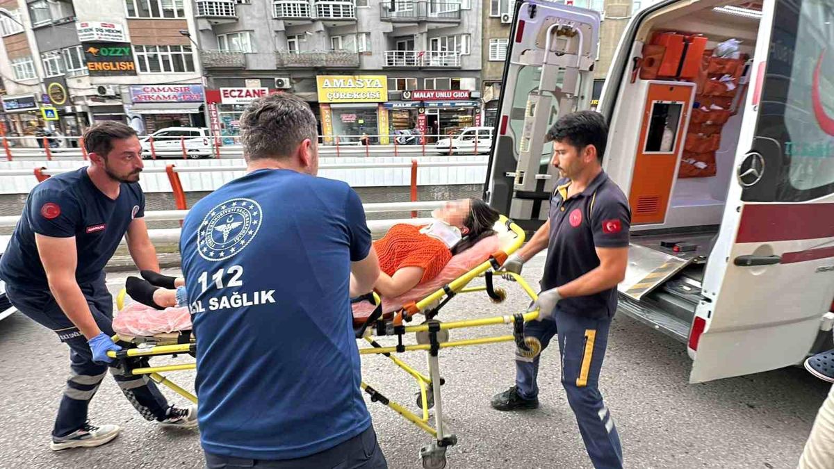 Samsun'da Dolmuşun Önünde Yaya ve Motokurye Kaza Yaptı