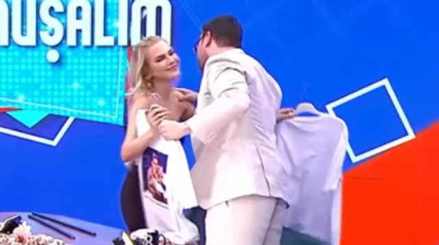 Ece Erken was caught hand in hand with Sinan Akçıl, whom she once called 'Uncle'