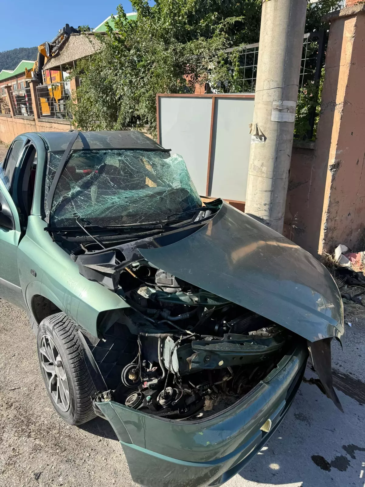 İzmir'de Elektrik Direğine Çarpan Otomobilin Sürücüsü Hayatını Kaybetti