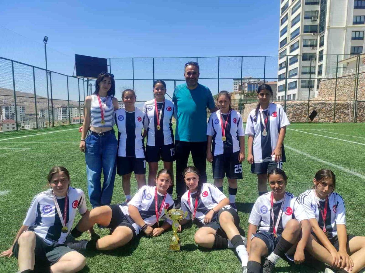 Erzincan Gençler Gücü Kız Futbol Takımı, Bölge Turnuvasında Şampiyon Oldu