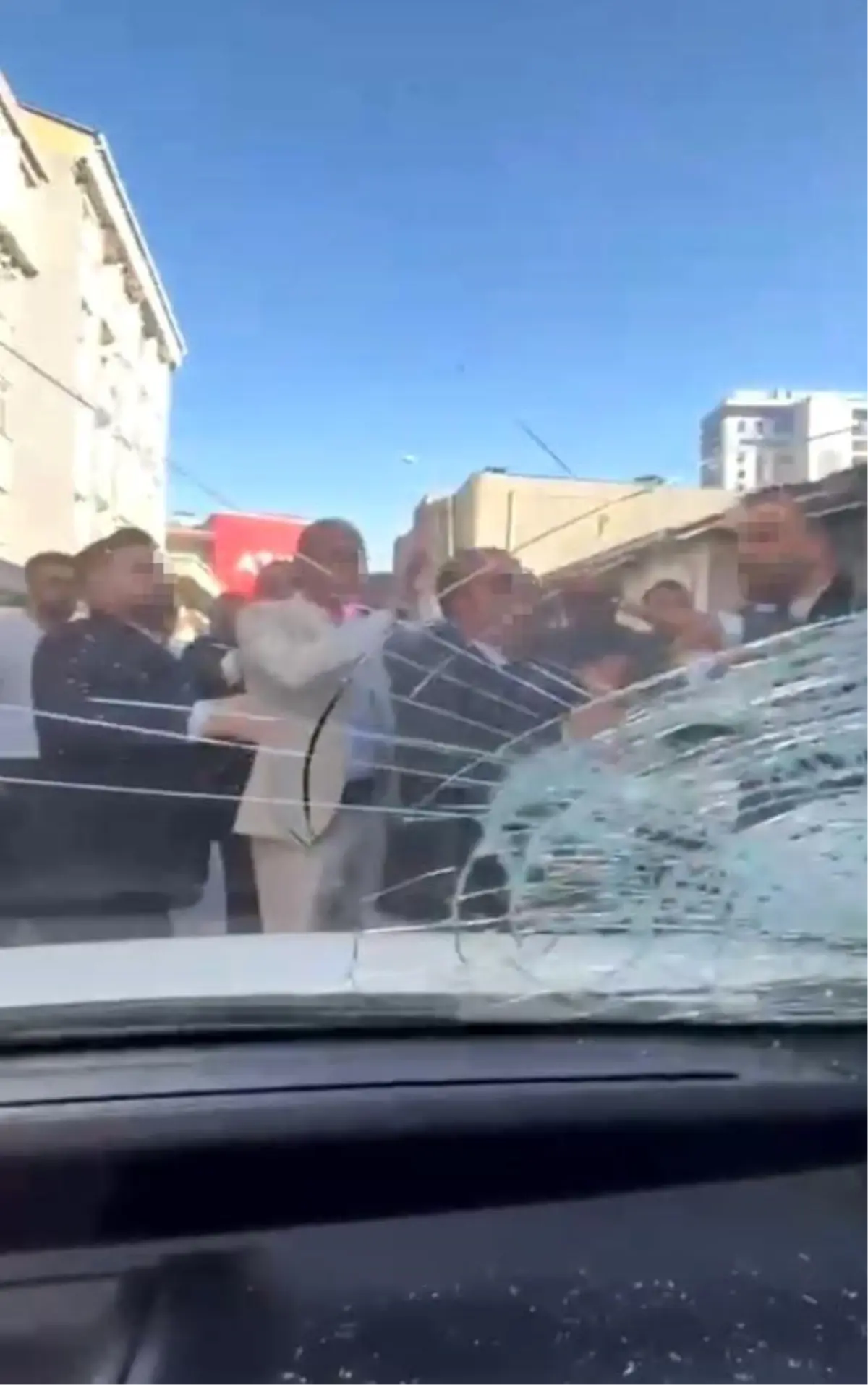 Düğün Konvoyunda Ters Yön Tepkisi: Taşlı Saldırı