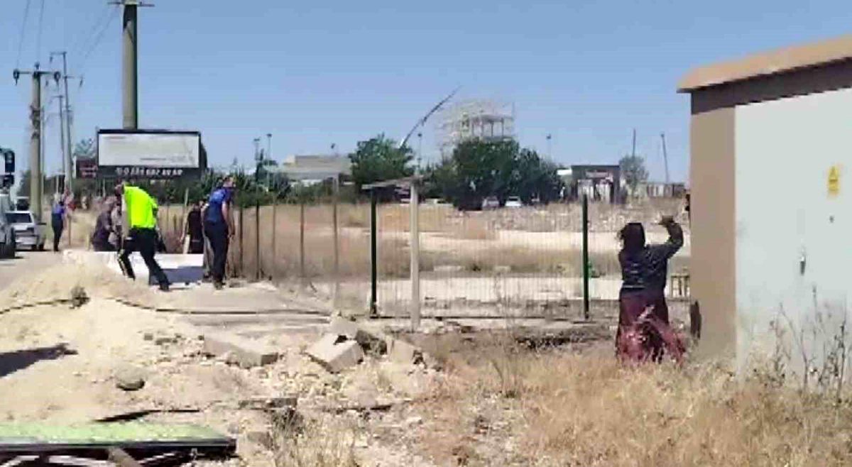 Adıyaman'da Yangın Çıkan Metruk Evi Ateşe Veren Kadın, İtfaiye ve Polise Taş Attı