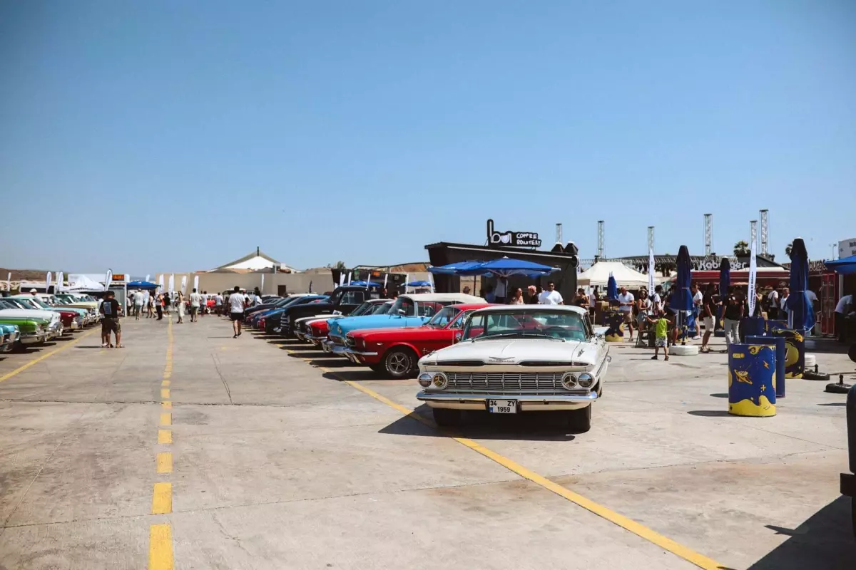 Filoğlu 8 Olden Fest Çeşme'de klasik otomobil ve motosiklet tutkunlarını bir araya getirdi