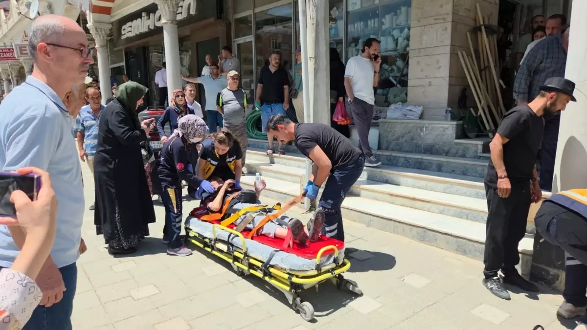 Bursa'da Kaldırımdaki Yayalara Otomobil Çarptı, 2 Yaralı