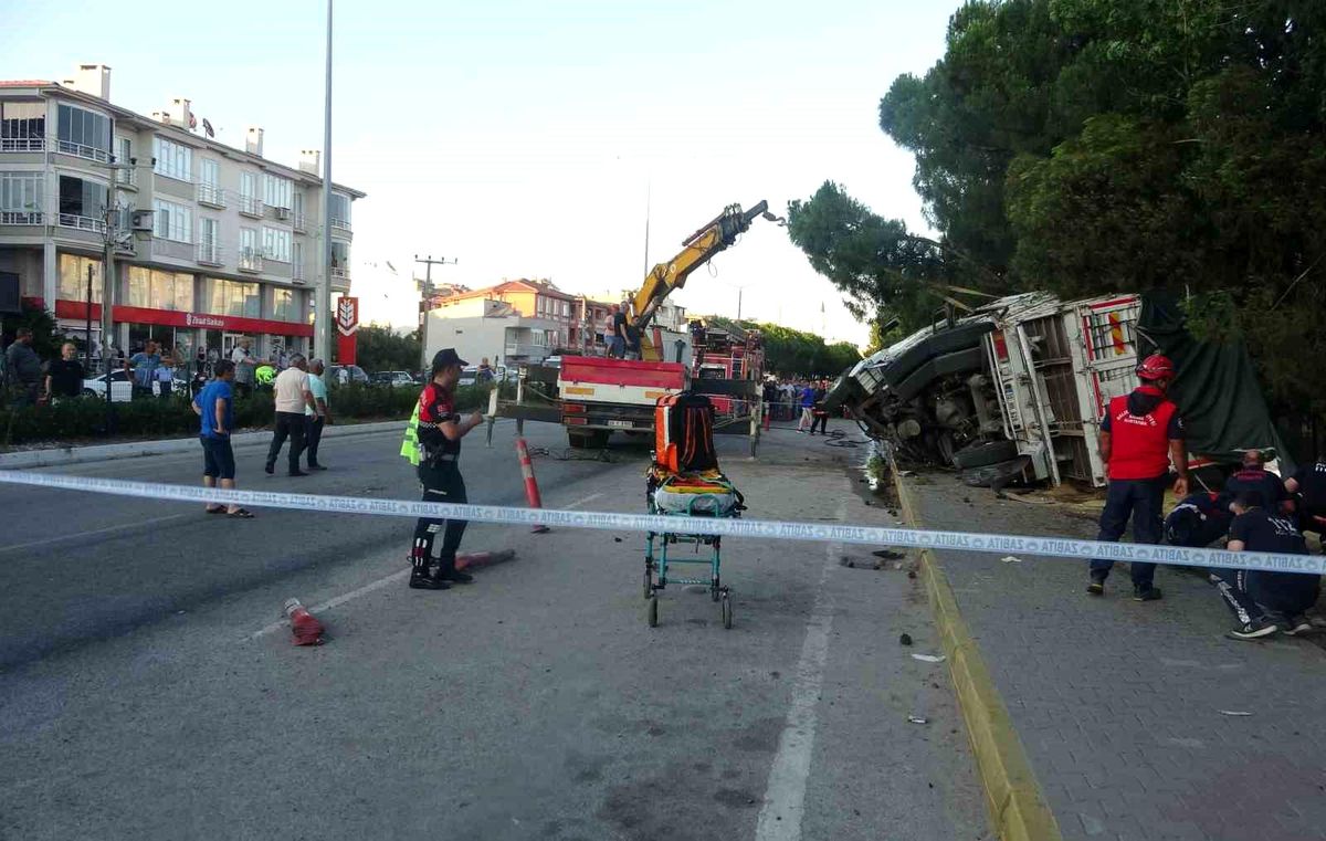 Çanakkale'de Freni Patlayan Kamyon Trafik Kazası Yaptı, 4 Yaralı