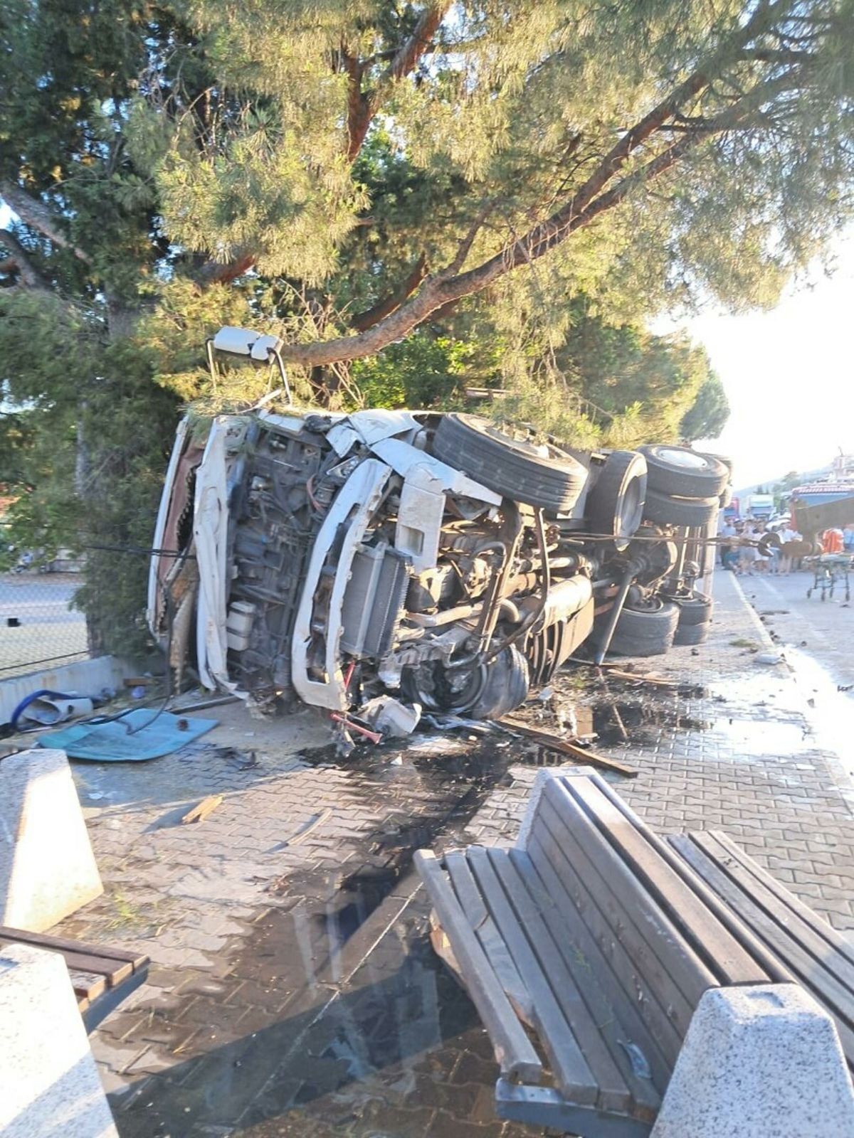 Freni Patlayan Kamyon Trafik Kazasına Neden Oldu: 4 Yaralı