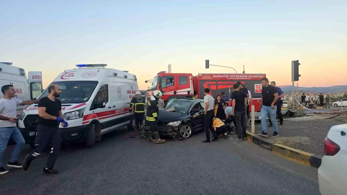 Gaziantep'te Nişanlı Çift Tır ile Çarpıştı, Yaralandı