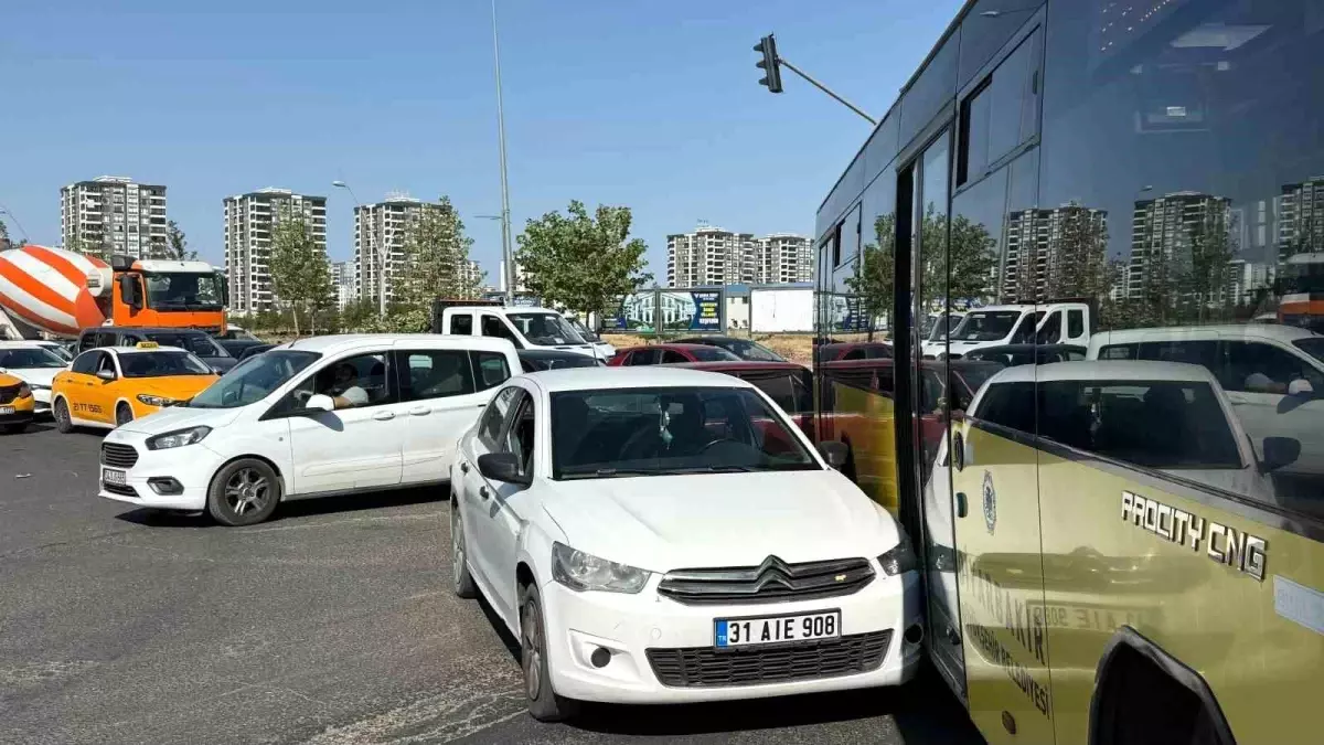 Diyarbakır'da Halk Otobüsü ile Otomobil Çarpıştı: Trafik Kilitlendi