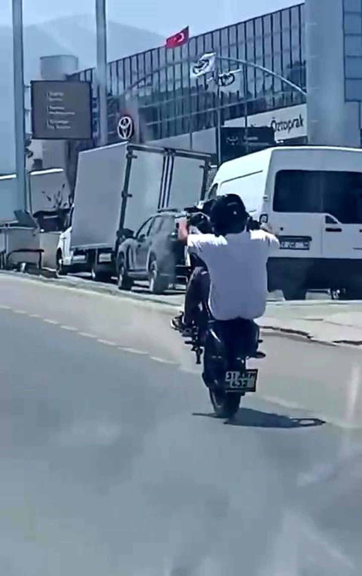 Hatay'da Motosiklet Sürücüsünün Tehlikeli Gösterisi