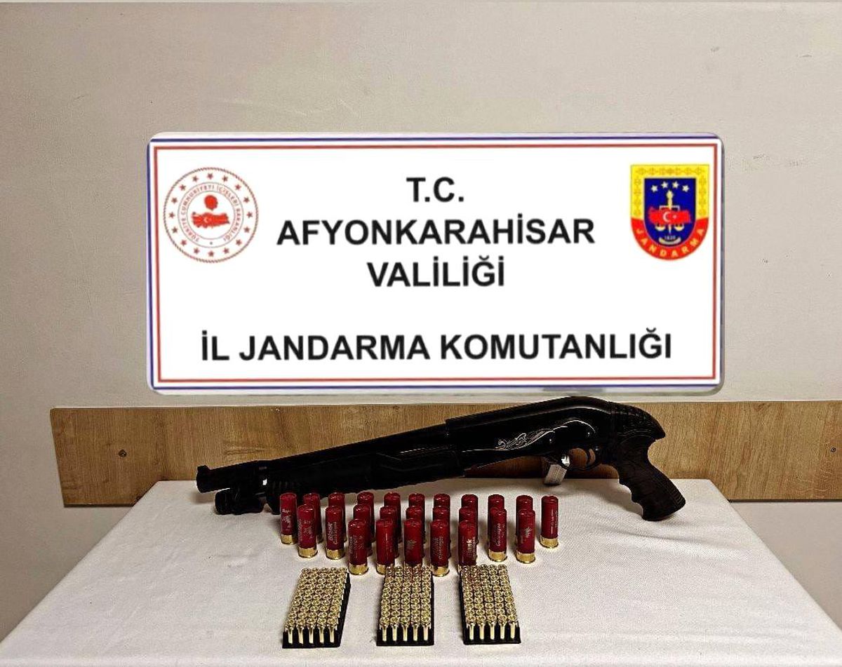 Afyonkarahisar'da Jandarma Şüpheli Araçta Ruhsatsız Silah Ele Geçirdi