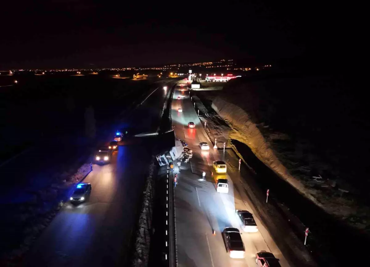 Kırıkkale'de Alkol Yüklü Tır Devrildi: Maddi Hasar Büyüktü