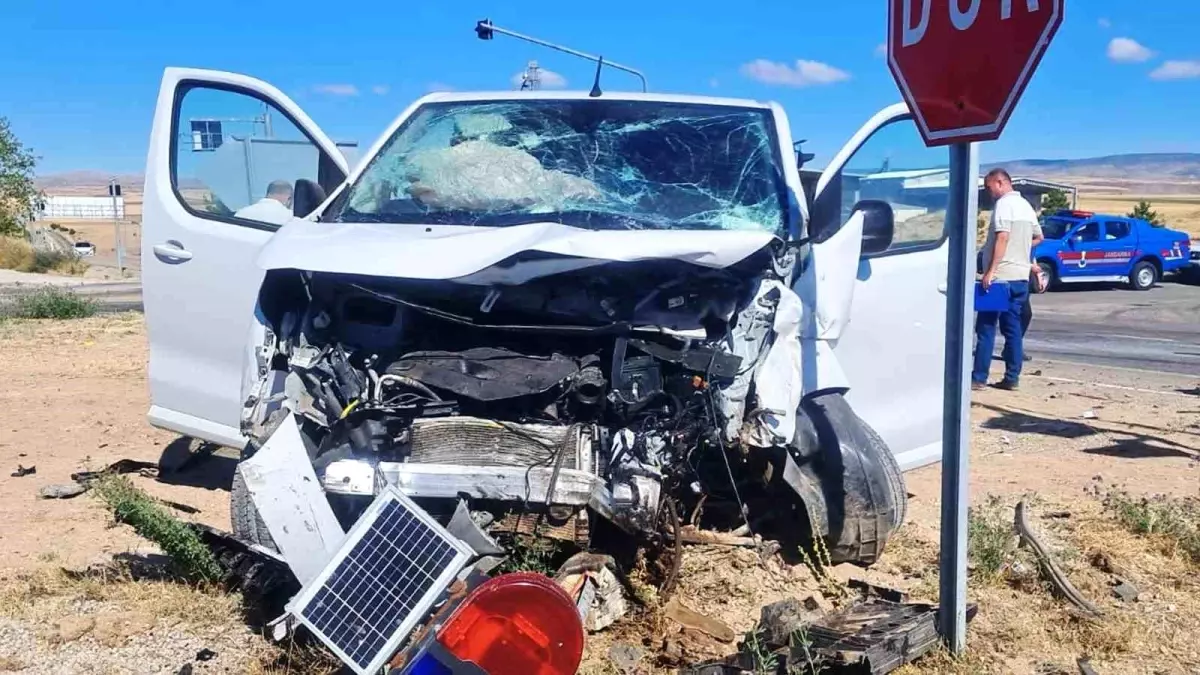 Kırıkkale'de Minibüs ile Hafif Ticari Araç Çarpıştı: 6 Yaralı