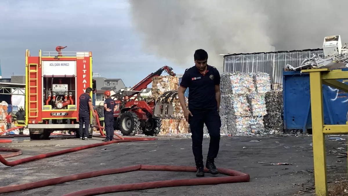 Kocaeli'de Geri Dönüşüm Tesisinde Yangın Çıktı