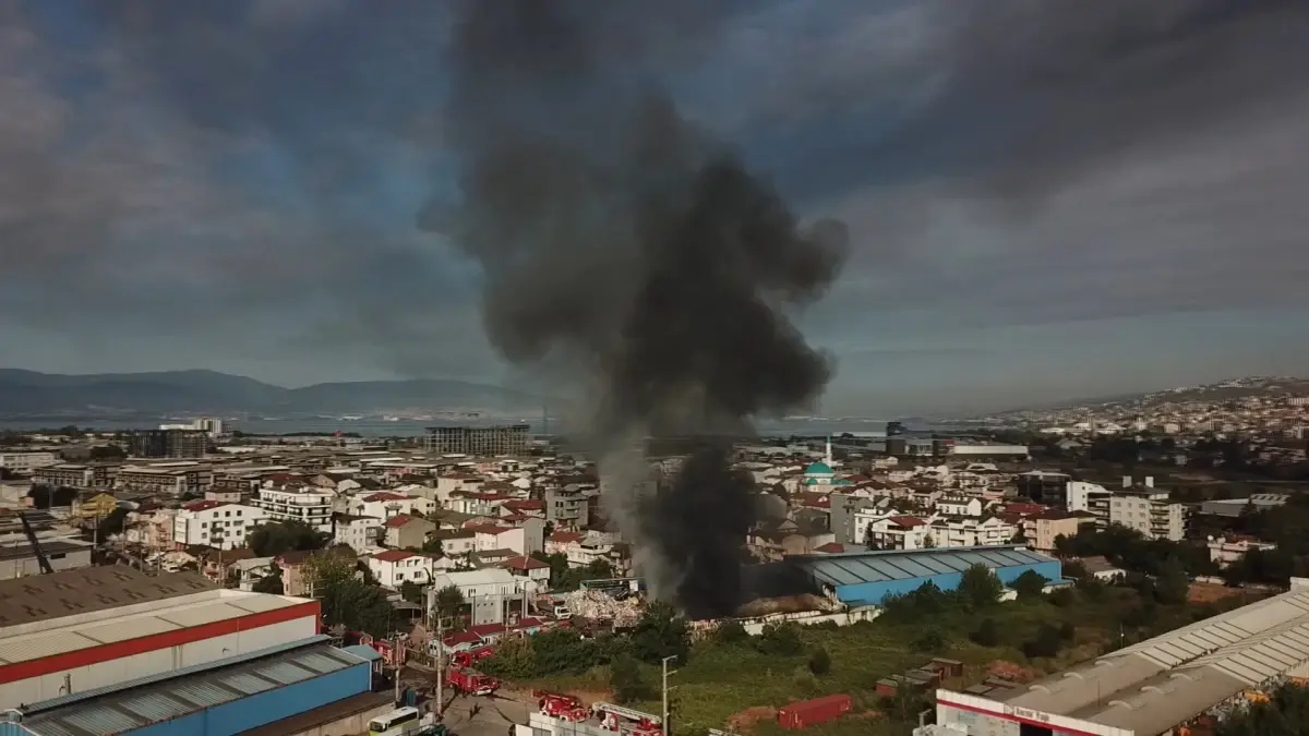 Kocaeli'nde Plastik Geri Dönüşüm Tesisinde Yangın