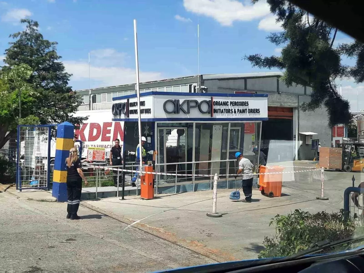 Tekirdağ'da Tır, Fabrikanın Güvenlik Kulübesine Çarptı: 1 Yaralı