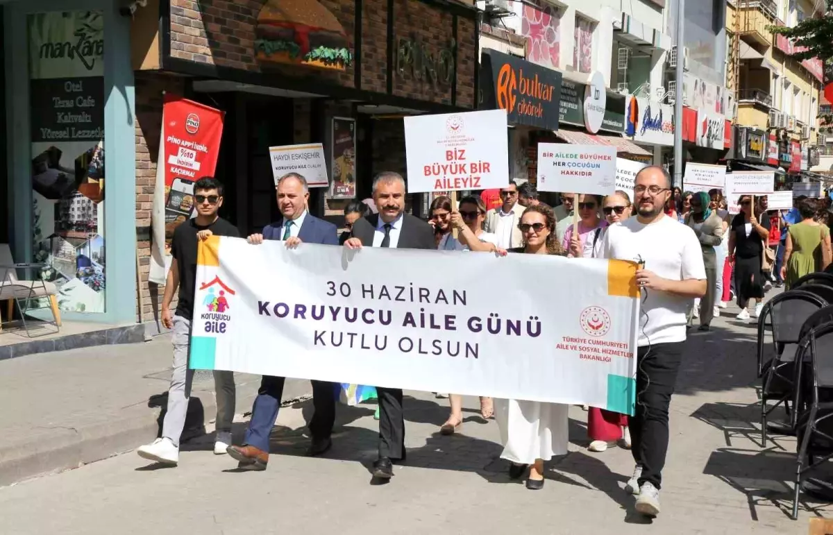 Eskişehir'de Koruyucu Aile Günü Yürüyüşü Düzenlendi
