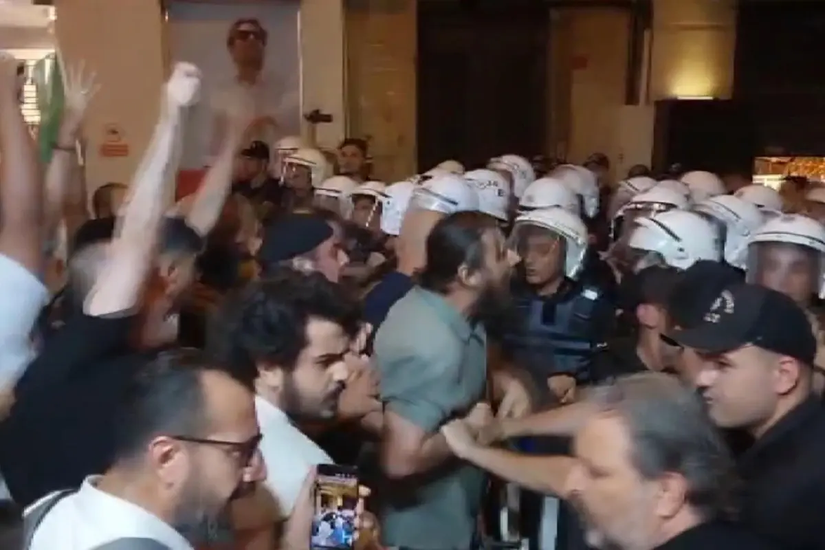 Leman dergisi önünde protesto! Polis ile göstericiler arasında arbede