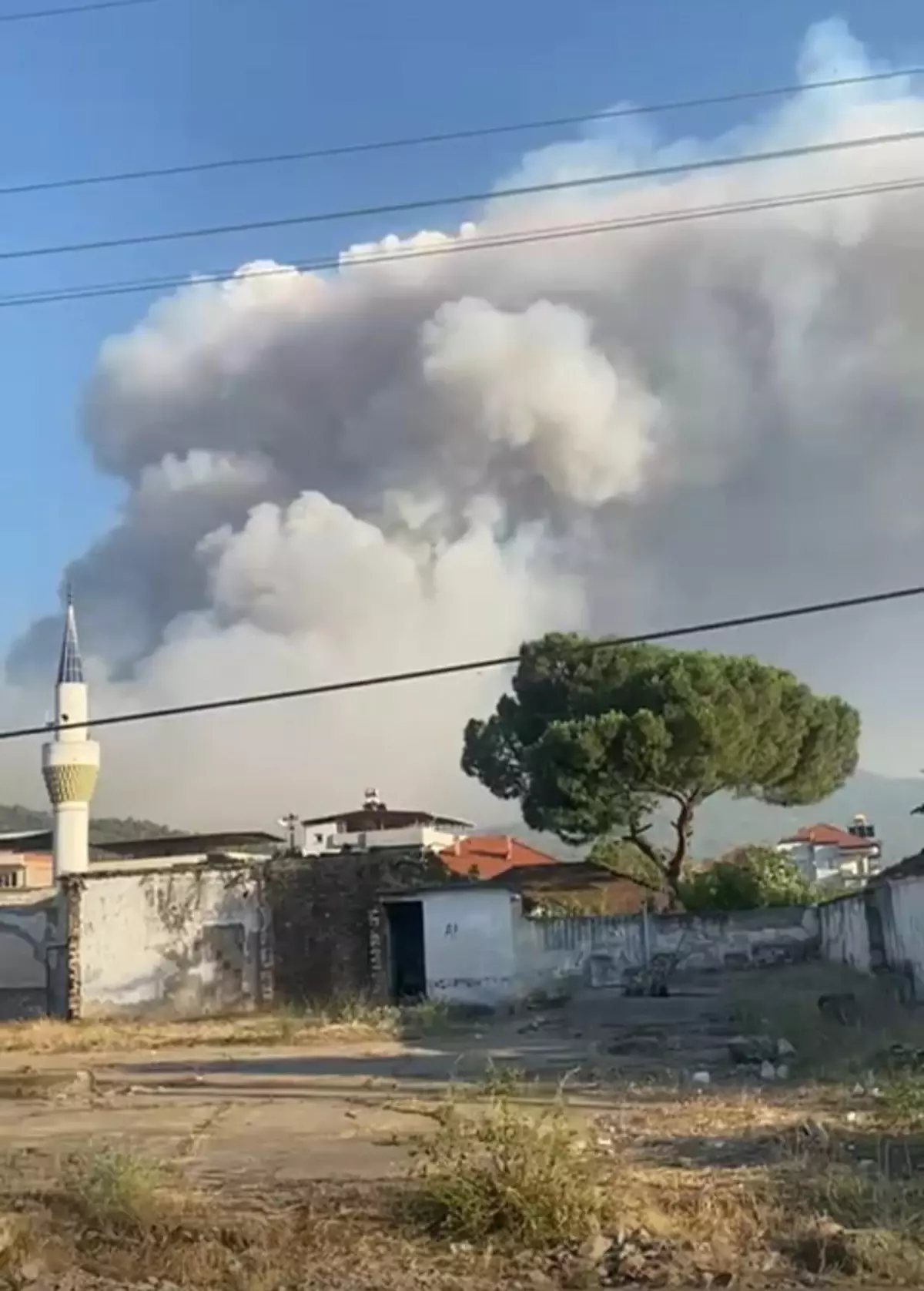 Manisa'da Çöplükte Çıkan Yangın Ormana Sıçradı