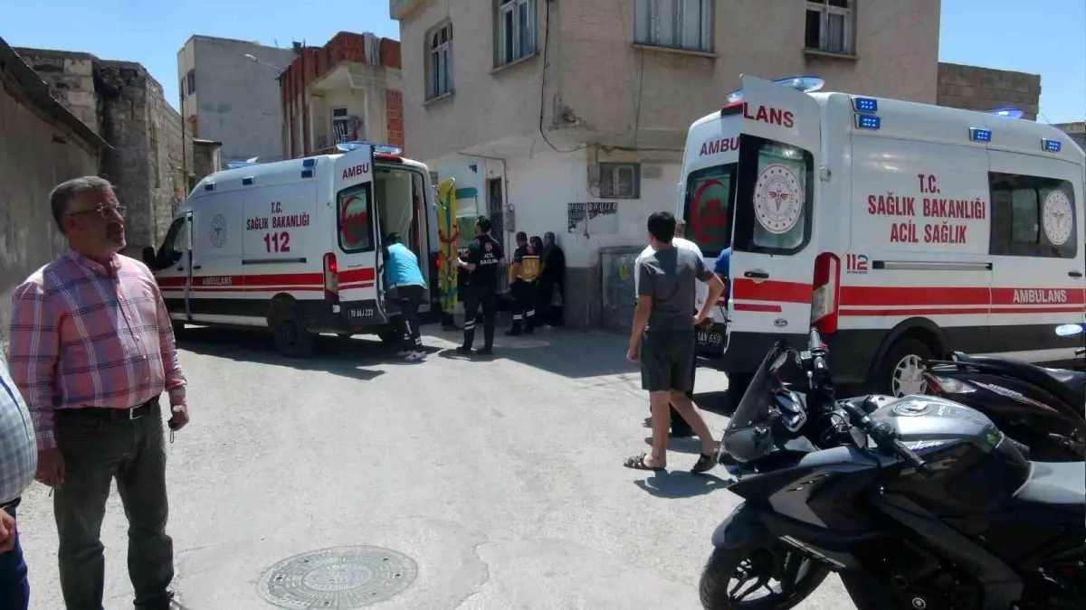 Kilis'te Motosiklet ile Hafif Ticari Araç Çarpıştı: 2 Yaralı