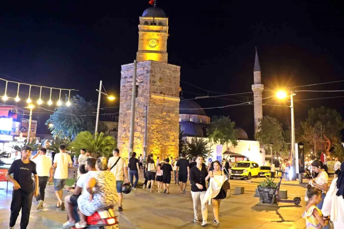 Kaleiçi'nde Gündüz 82, Akşam 10 Bin Nüfus