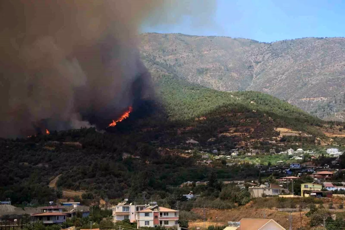 Hatay'da Orman Yangını Evleri Tehdit Ediyor